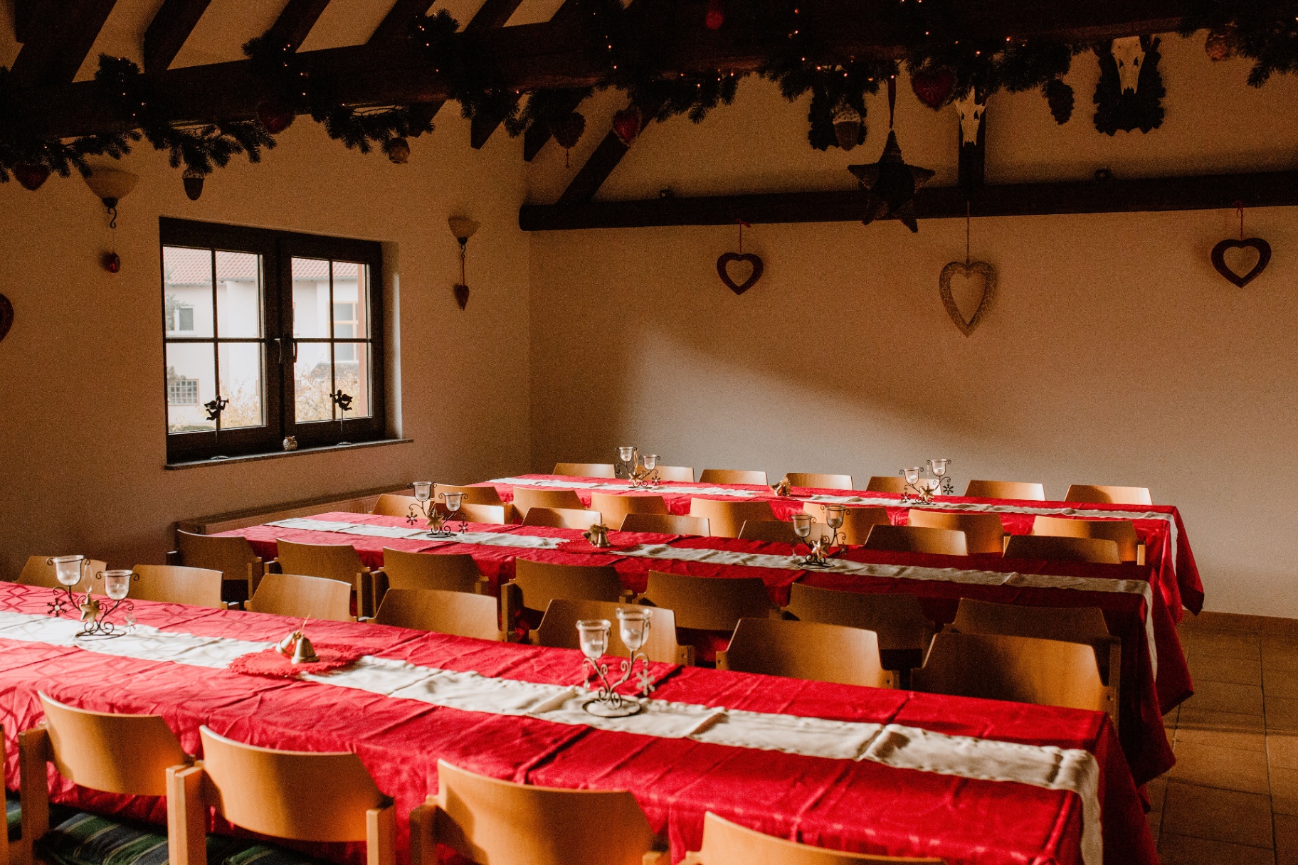 Jagdzimmer mit Kerzenleuchtern und gedeckter Tafel