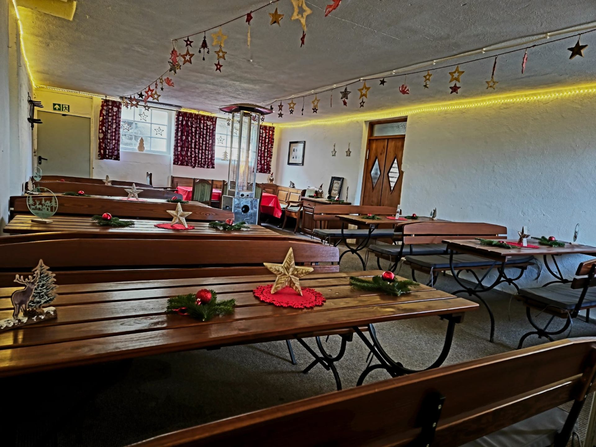Hofstube mit Holzelementen und weihnachtlicher Dekoration