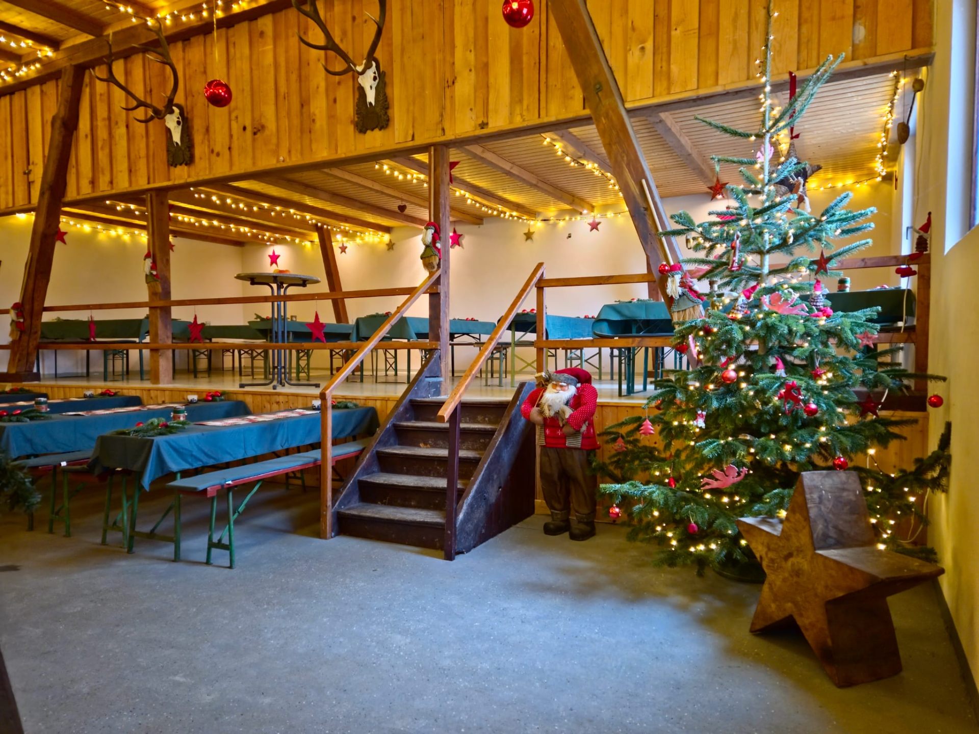 Geschmückter Weihnachtsbaum in der Scheune