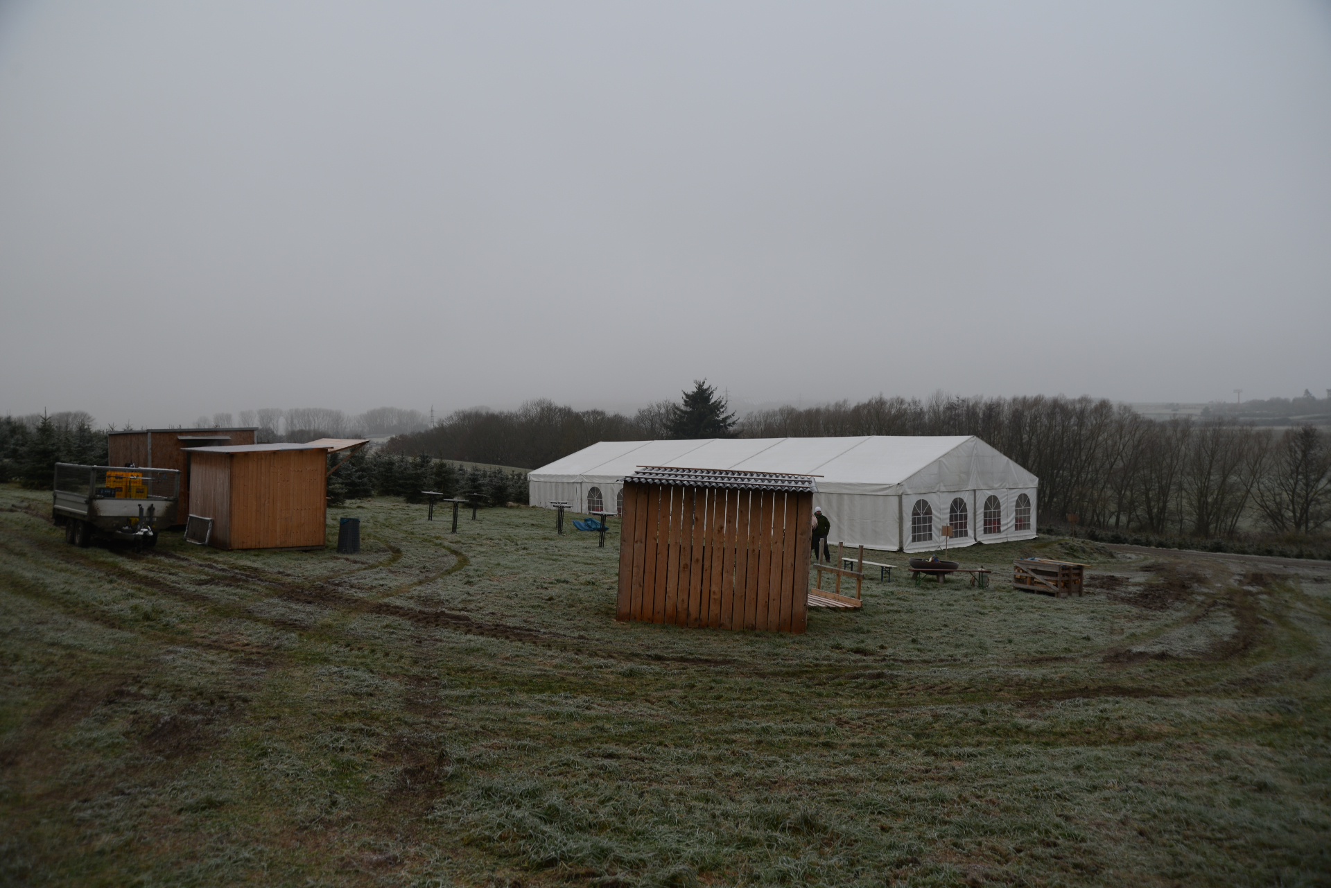 Beheizbares Veranstaltungszelt auf der winterlichen Plantage